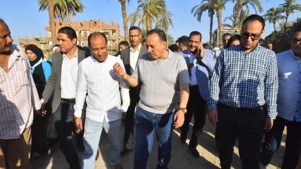 محافظ أسيوط يتابع ميدانيًا تطوير طريق 
