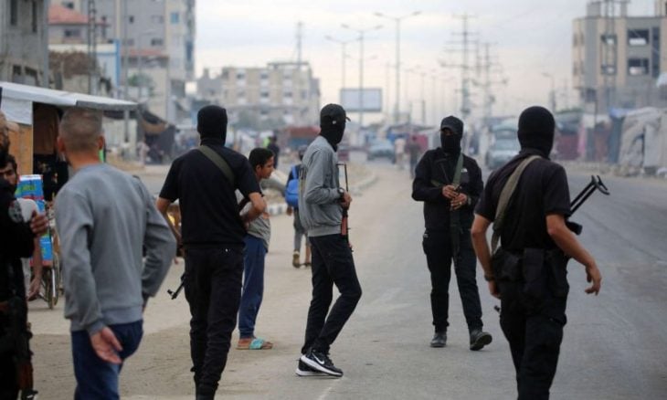 مسلحون يغتالون مسؤولاً أمنياً في حكومة “حماس” بالرصاص وسط قطاع غزة