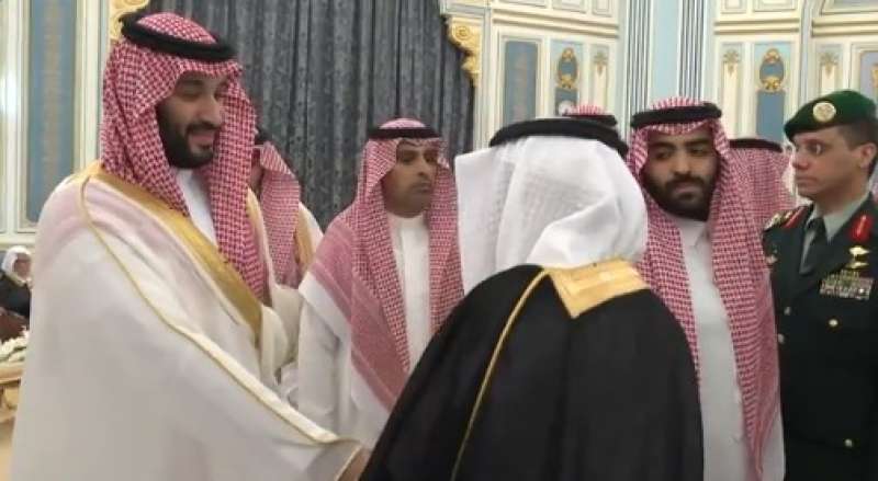 تواضع بن سلمان يشعل مواقع التواصل