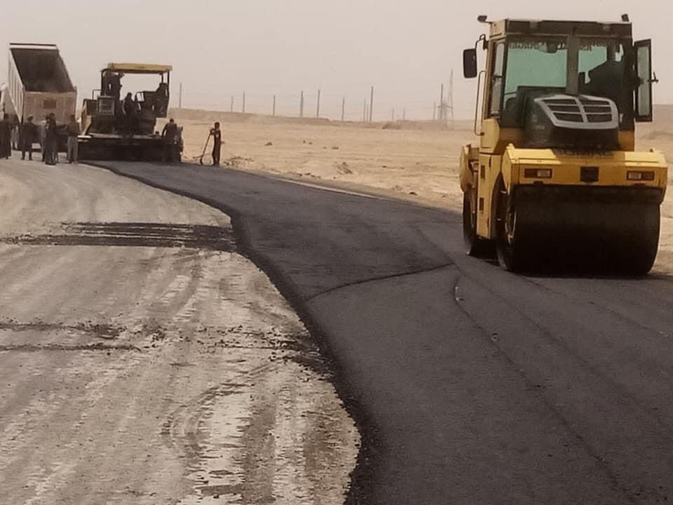 بدء أعمال رصف الطبقة الأسفلتية بطريق الودى بالصف (1)