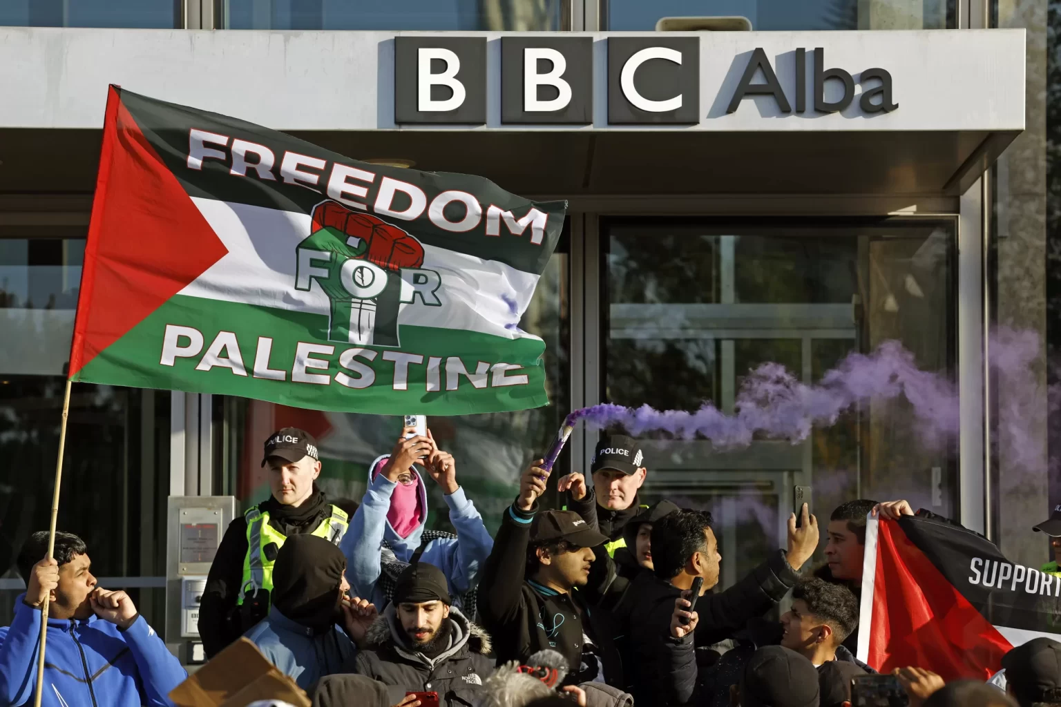 موظفو “BBC” يبكون في المراحيض لشعورهم بالقيام بتغطية غير صحيحة لأحداث فلسطين  وطن