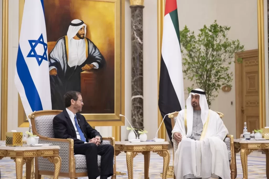 بعد حملة مقاطعة الإمارات.. “العرب اللندنية” تحاول ترقيع موقف “شيطان العرب”  وطن