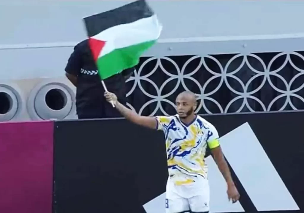 الجزائري ياسين براهيمي يحتفل بهدفه في الدوري القطري برفع العلم الفلسطيني (فيديو)  وطن