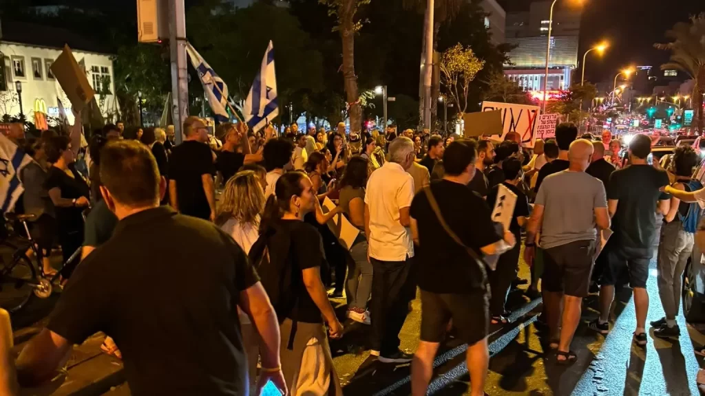 اشتباكات عنيفة بين متظاهرين إسرائيليين والشرطة أمام مقر إقامة نتنياهو  وطن