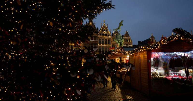 شجرة «ميلاد» ضخمة تقتل امرأة وتصيب رجلين