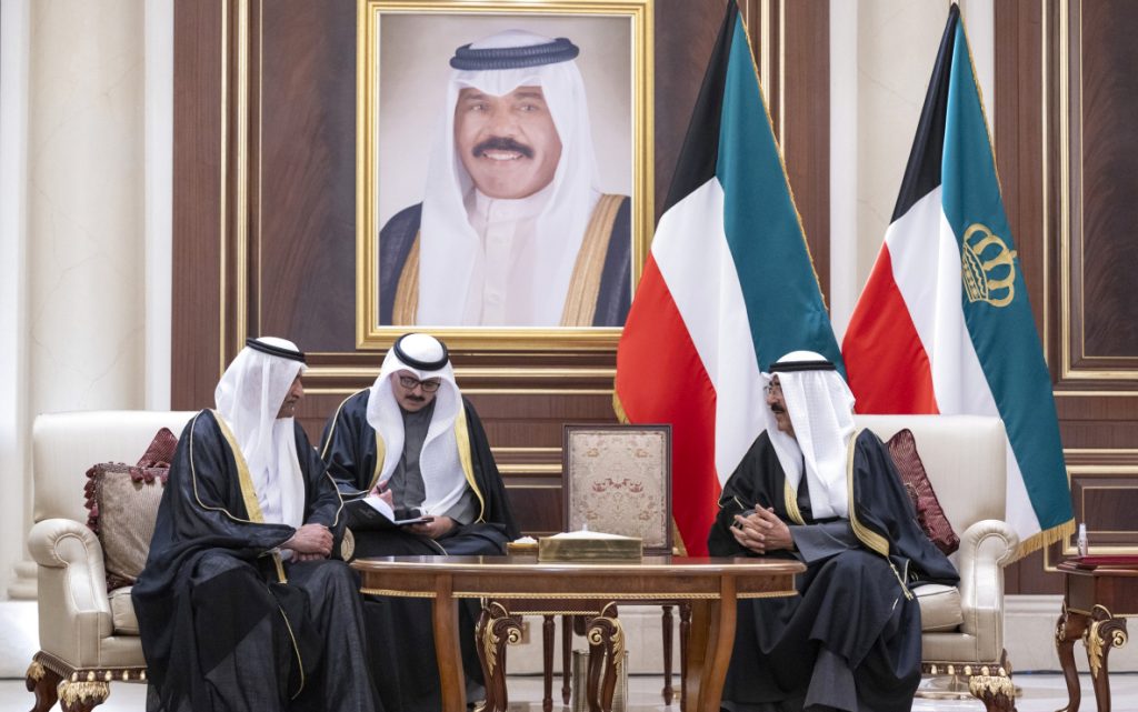 حاكم الفجيرة ينقل تعازي رئيس الدولة إلى أمير الكويت في وفاة الشيخ نواف الأحمد الجابر الصباح