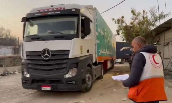 الهلال الأحمر : 100 شاحنة مساعدات دخلت غزة السبت
