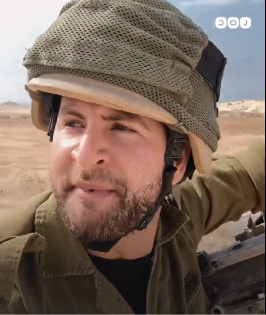 مجند وصانع محتوى إسرائيلي يُظهِر تطرفه في غزة بعد إدعائه السلام في قطر.. ما القصة؟ (شاهد) وطن