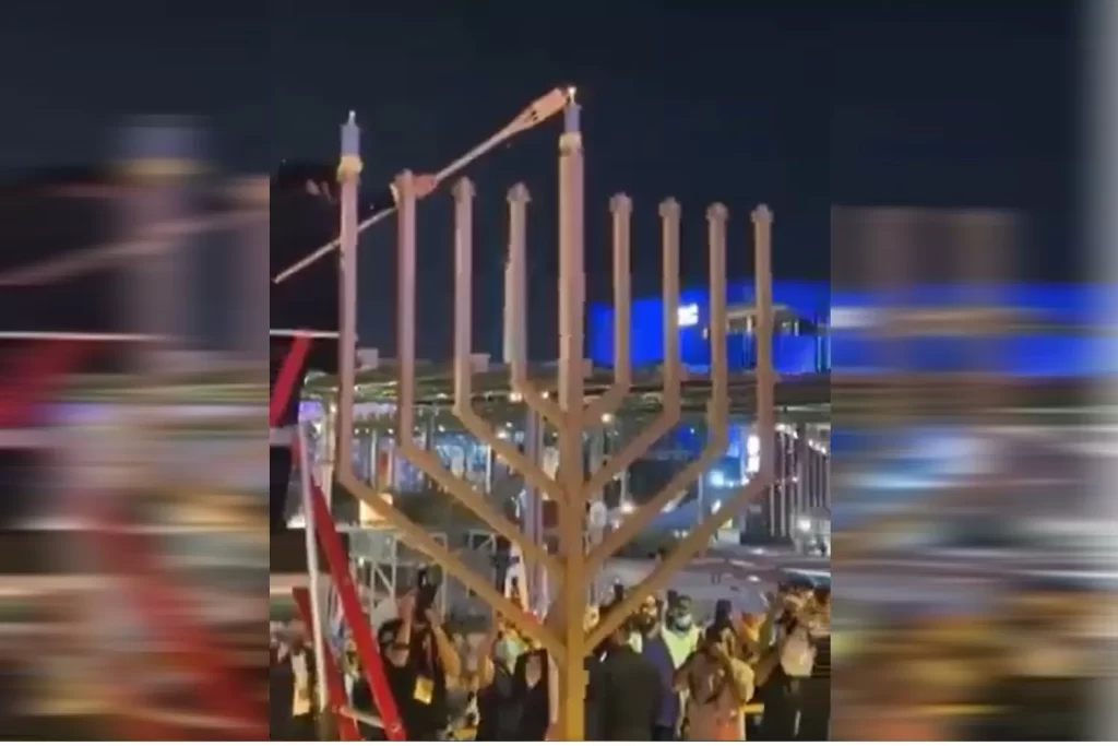 هذه المشاهد من دبي وليست من تل أبيب.. إشعال شموع “حانوكا” في الإمارات! وطن
