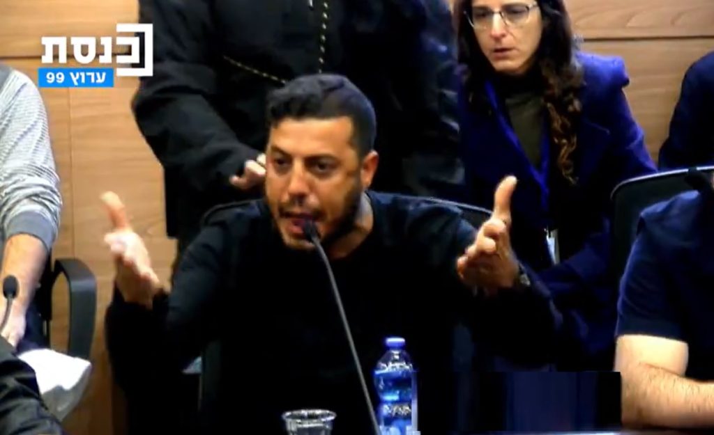 جندي إسرائيلي يتبول على نفسه من هول ما رأى في غزة ويحلم بقذائف القسام (فيديو) وطن