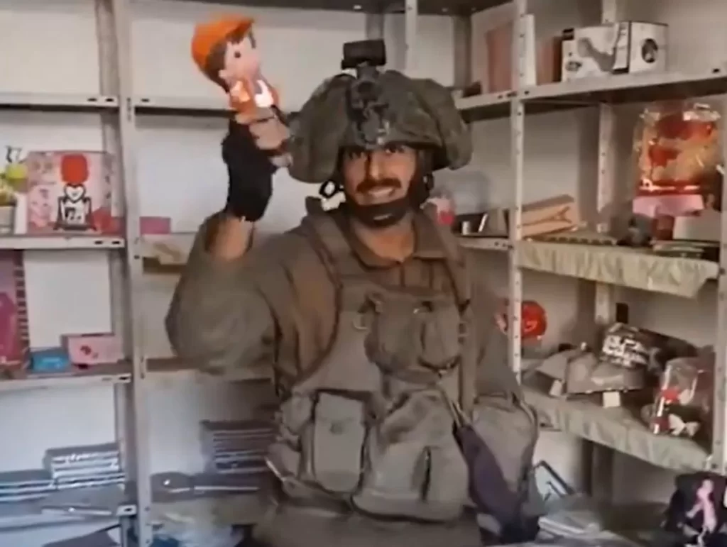أقوى جيوش العالم ينتصر على مكتبة.. الاحتلال الإسرائيلي يتباهى بتخريب ألعاب الأطفال في غزة (فيديو) وطن