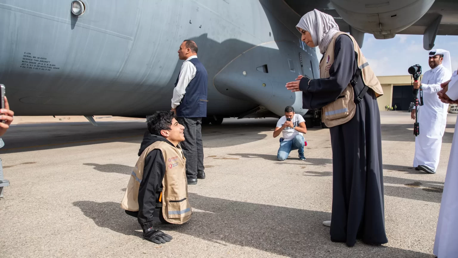 الملهم القطري “غانم المفتاح” يشارك في إيصال مساعدات بلاده إلى غزة وطن