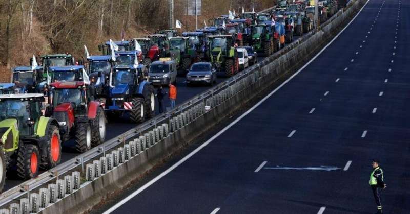 فرنسا تحشد 15 ألف شرطي لمواجهة احتجاجات المزارعين اليوم