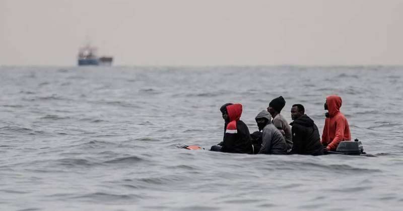 فرنسا وبريطانيا تعتزمان تعزيز تعاونهما لوقف عبور المهاجرين «المانش»