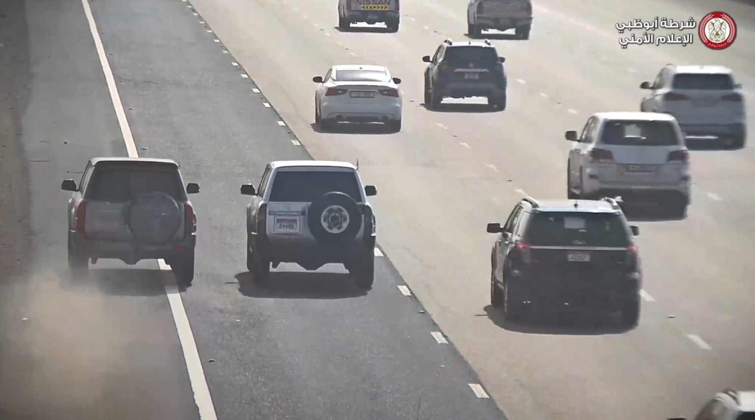 1000 درهم و6 نقاط مرورية.. «شرطة أبوظبي» تحذر من تجاوز كتف الطريق