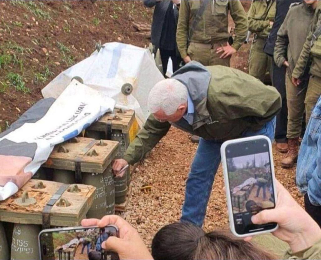 مايك بنس يوقّع على قذيفة مدفعية قبل إطلاقها نحو لبنان (صور)