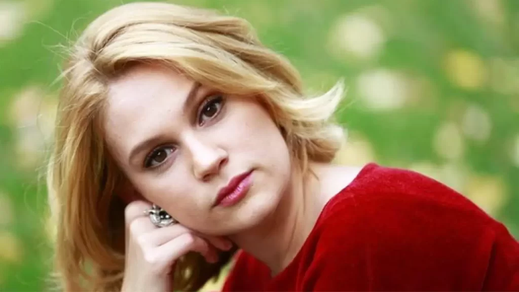 الممثلة التركية زينب فرح عبدالله تتنمر على إحدى متابعاتها.. شاهد ماذا فعلت وطن