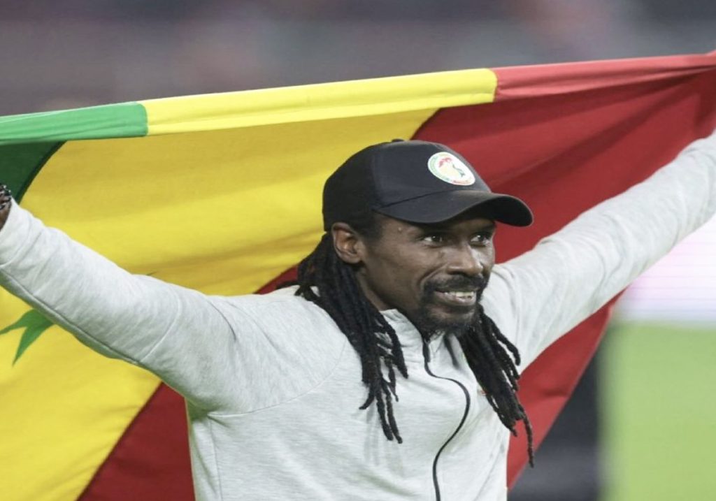 مدرب السنغال يُنقل إلى المشفى بعد إصابته بوعكة صحية .. وهذه تفاصيل حالته وطن