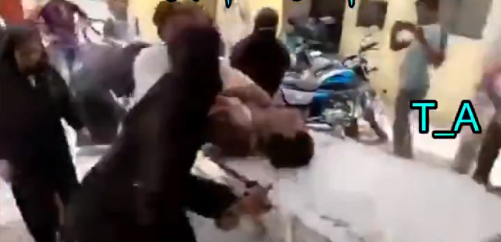 “أدخلوا عصا بشرجه وصعقوه” لأكله لحم البقر.. مسلم عذبته شرطة الهند يصارع الموت (فيديو) وطن