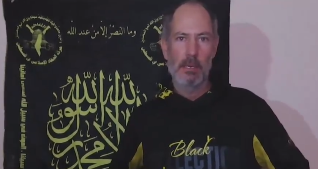 أسير إسرائيلي يؤكد قصف الاحتلال لمكان احتجازه: “لاتقولوا لعائلتي أنكم فعلتم كل شيء لإنقاذي” وطن