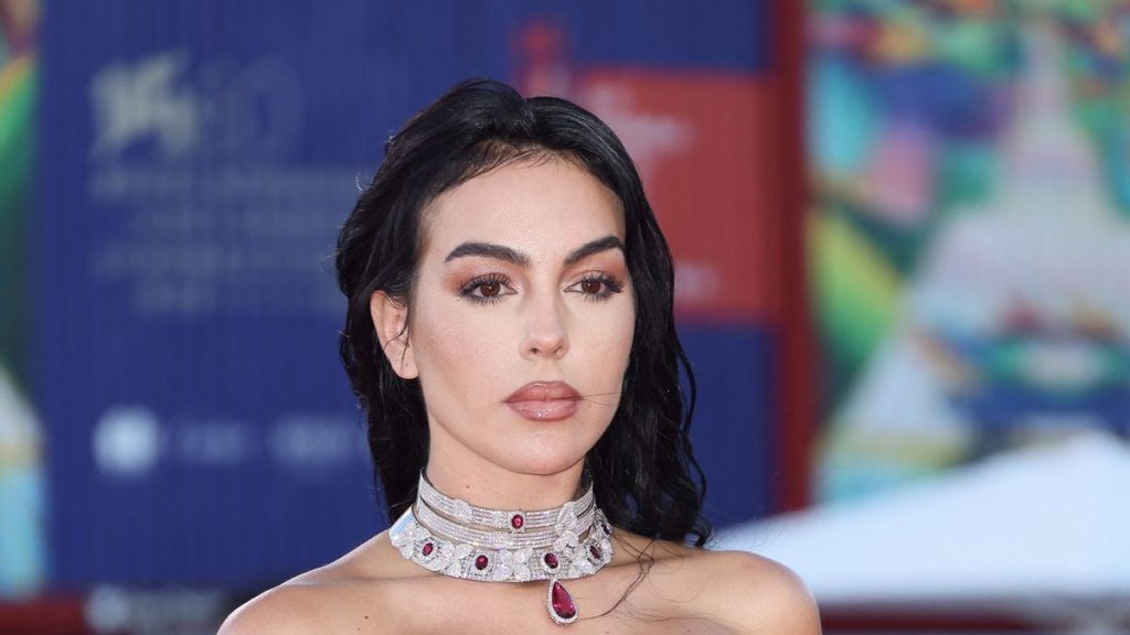 جورجينا رودريغز في دبي مع رونالدو بصور وفيديوهات مثيرة (شاهد) وطن