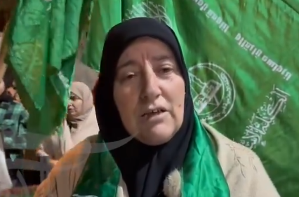 أخت العاروري تضرب مثلا في الثبات وتهنئ الفلسطينيين باستشهاده (فيديو) وطن