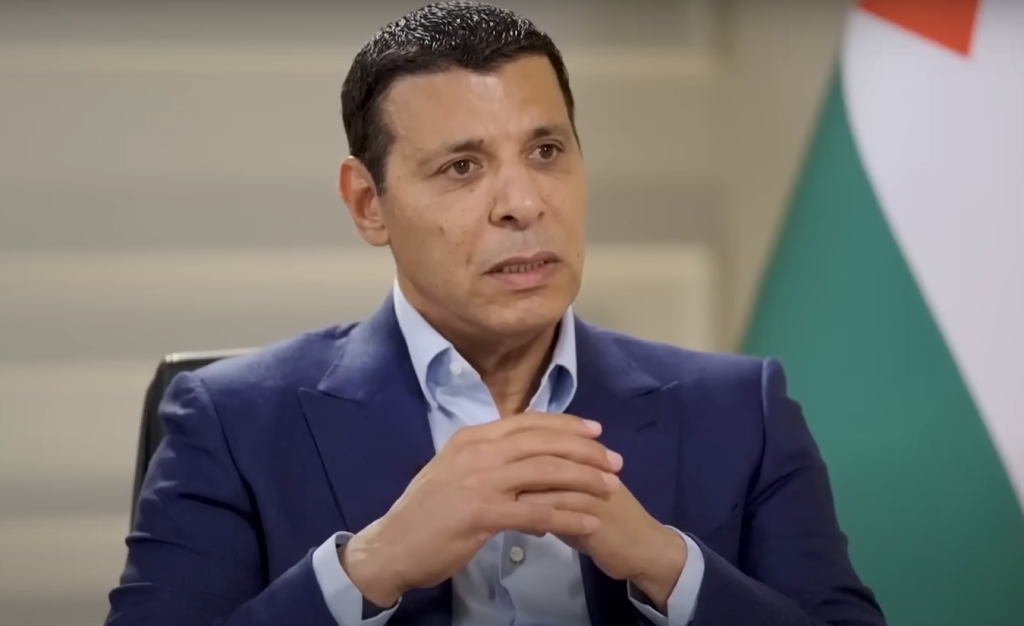 “الحمد لله أنه طردني”.. دحلان يهاجم عباس ويتملق حماس علنا من الإمارات! (فيديو) وطن