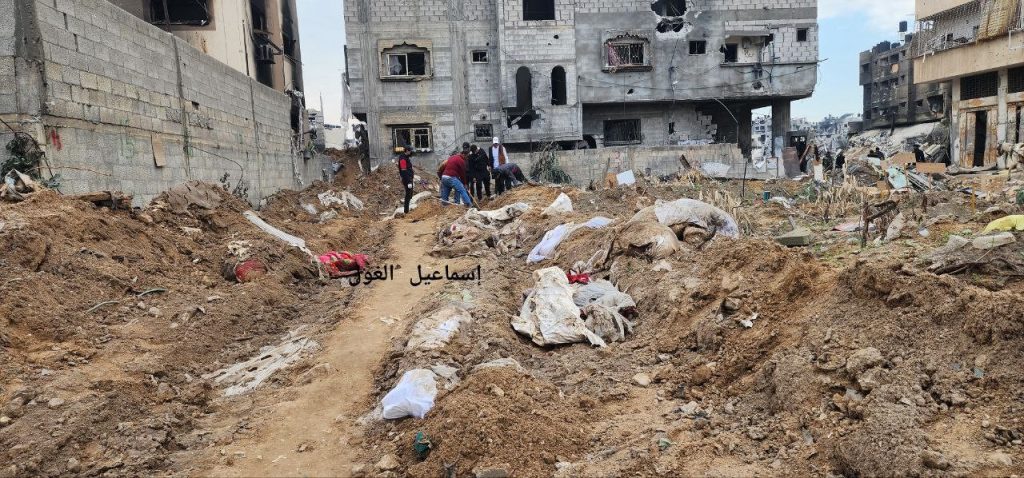 غزة.. فلسطينيون يعاودون دفن جثامين الشهداء بعد نبشها من قِبل قوات الاحتلال (فيديو) وطن