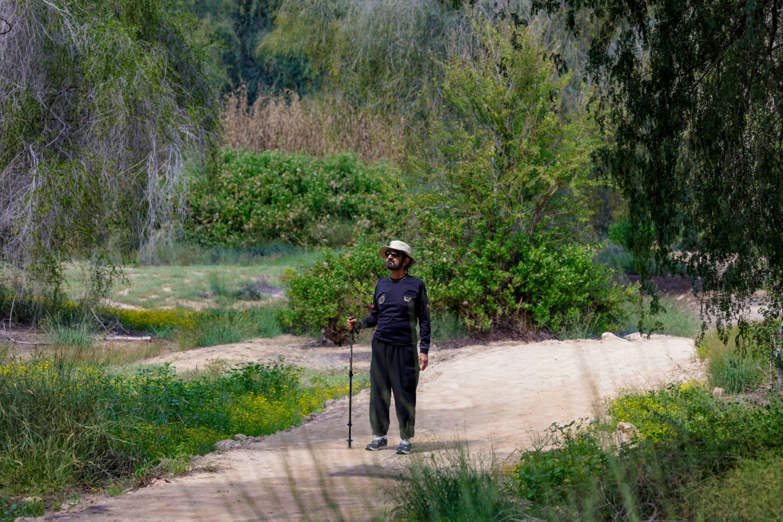 محمد بن راشد يزور حديقة مشرف ويمارس رياضة المشي في المسار الجبلي