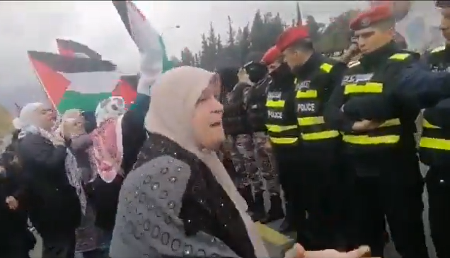 “أوقفوا جسر العار”.. مشاهد تُنذر بانفجار شعبي في الأردن (فيديو) وطن