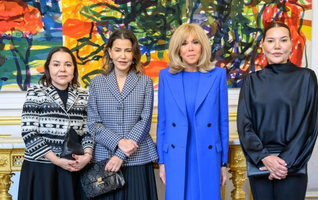 ما المهمة التي كلف بها محمد السادس شقيقاته في فرنسا؟ وطن