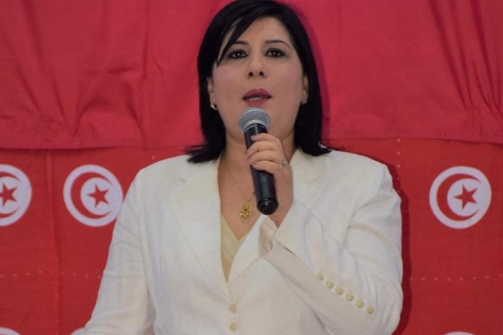 تونس.. تدهور صحة عبير موسى ونقلها للمحاكمة بسيارة إسعاف (فيديو) وطن