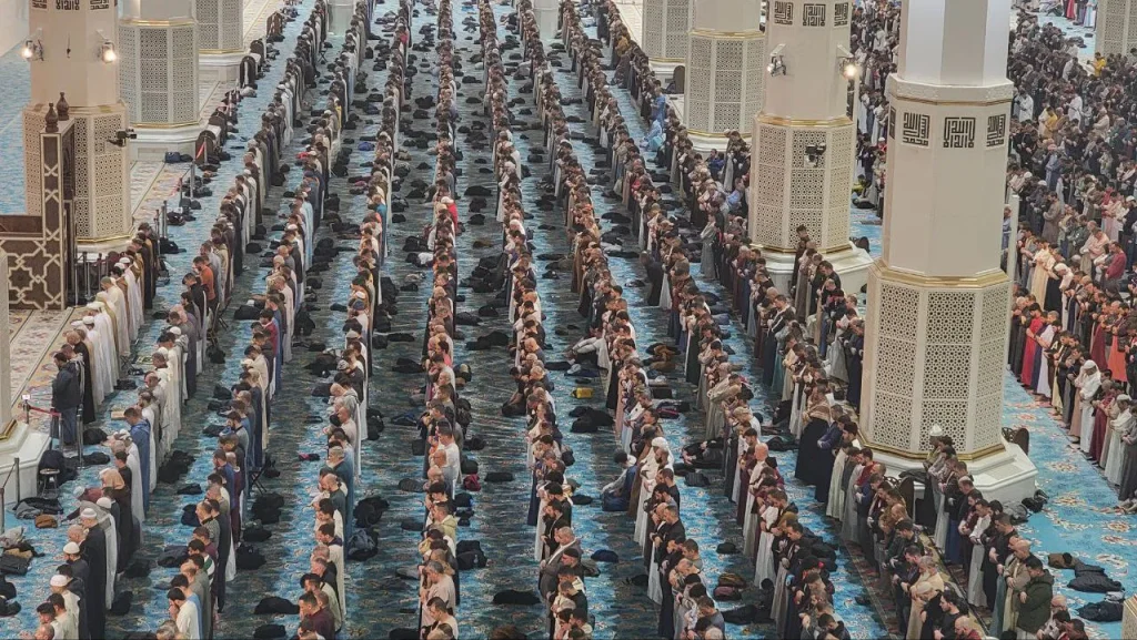 توافد قياسي في أول صلاة تراويح بجامع الجزائر