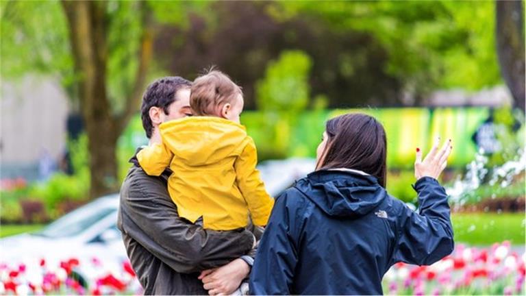 6 أخطاء شائعة في التربية تُبعد أطفالك عنك.. كيف تتجنبها؟