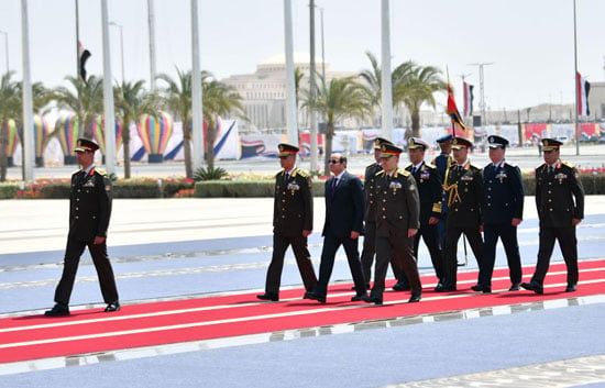 الرئيس السيسي يضع إكليل الزهور بالنصب التذكارى بالعاصمة الإدارية (3)