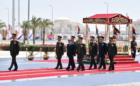 الرئيس السيسي يضع إكليل الزهور بالنصب التذكارى بالعاصمة الإدارية (2)