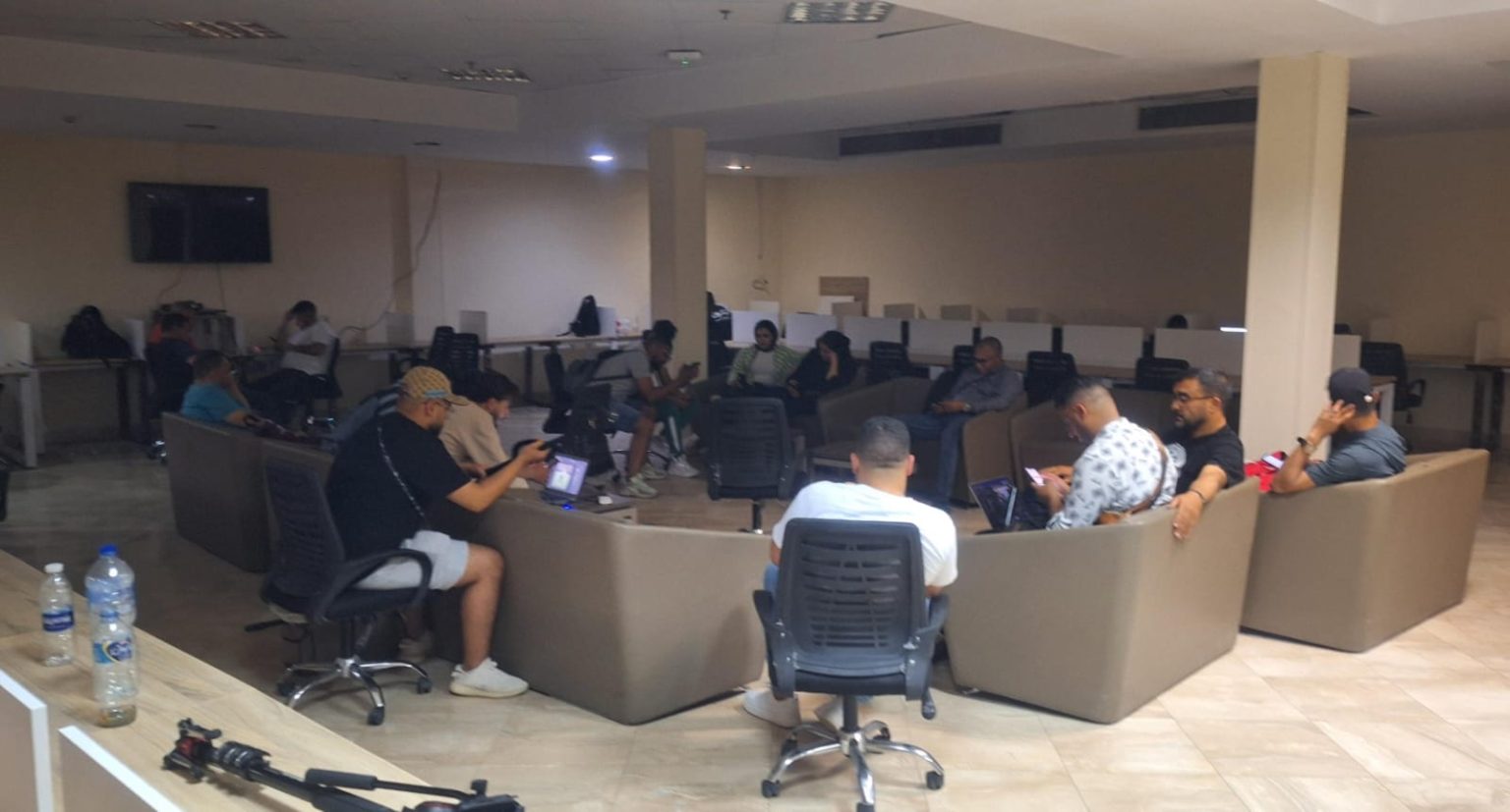 إعلاميون مغاربة يعتصمون بملعب القاهرة بسبب “الاعتمادات”