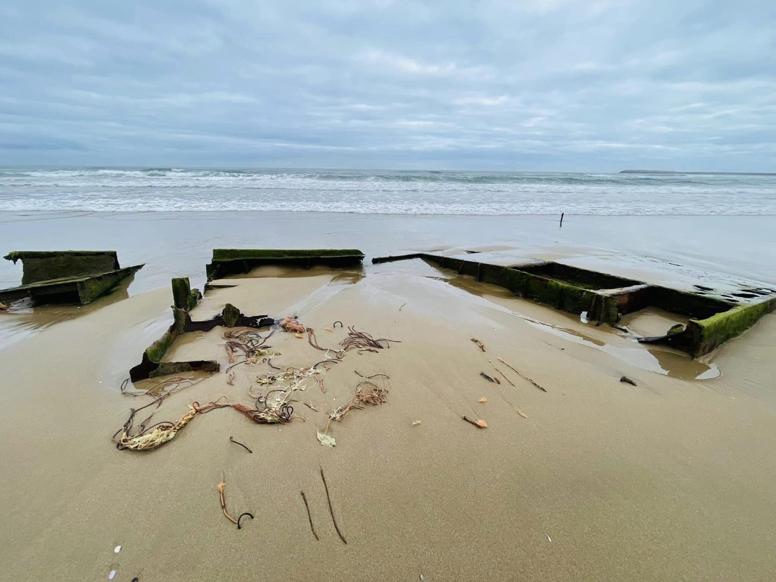 20 سنة دون تدخل .. بقايا سفينة خطر داهم يتهدد المصطافين والبيئة بالمهدية