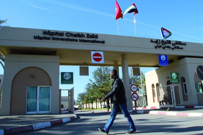 الصيادلة في مواجهة مستشفى الشيخ زايد بسبب بيع الأدوية وإيصالها إلى بيوت المرضى اليوم 24