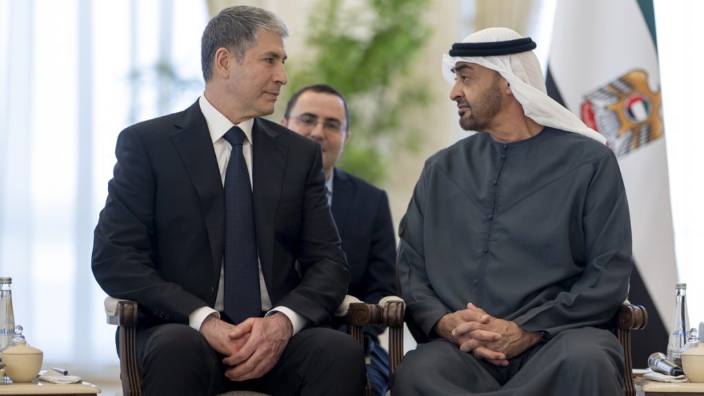 رئيس الدولة يبحث مع وزير داخلية أذربيجان علاقات البلدين