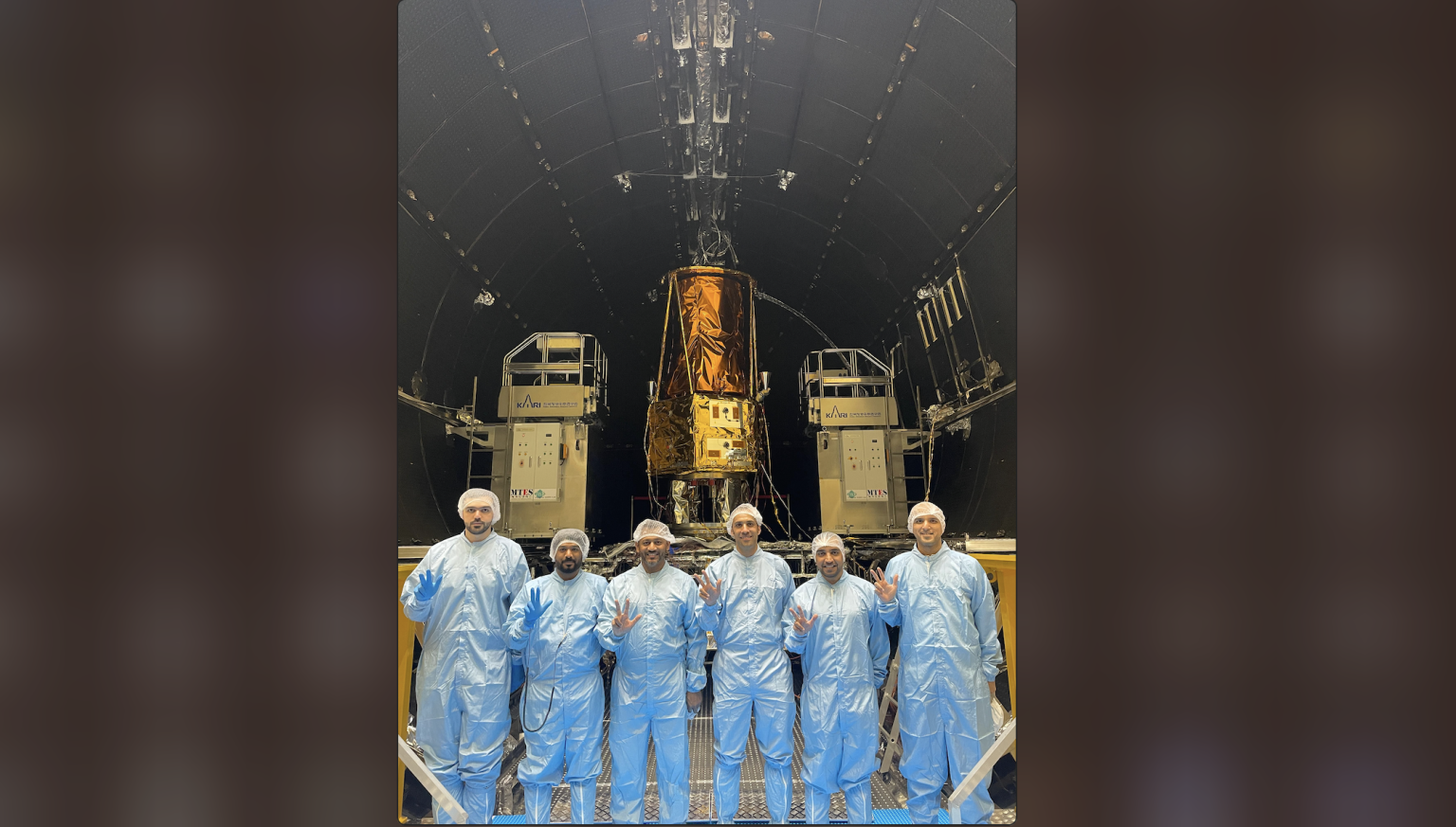 مركز محمد بن راشد للفضاء يُعلن بدء الاختبارات البيئية للقمر الاصطناعي “محمد بن زايد سات”