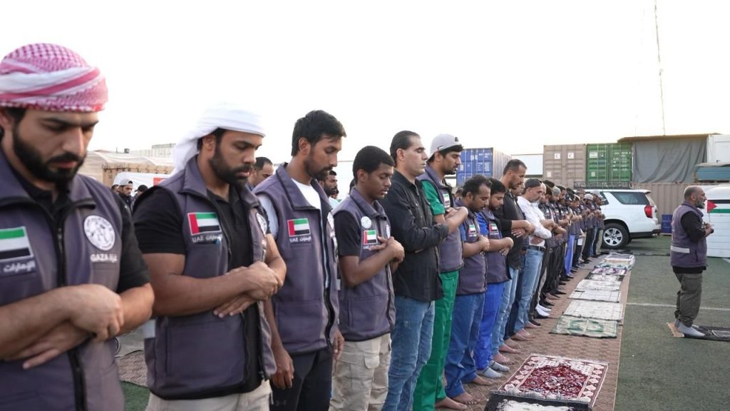 الطواقم الطبية ومتطوعو عملية “الفارس الشهم 3” يؤدون صلاة العيد في غزة