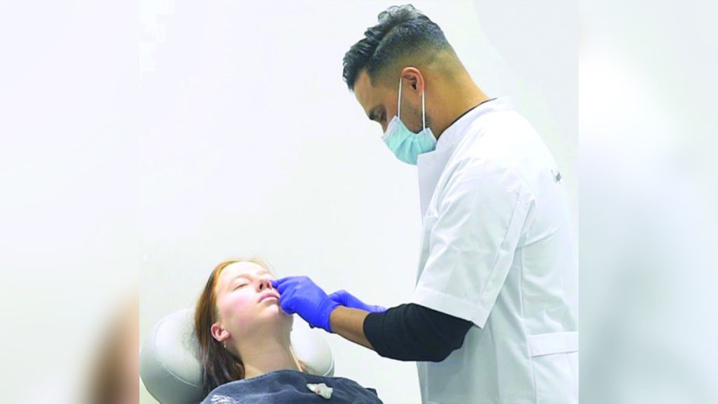 أطباء يحذرون من إجراء تجميل لـ «مجرى الدموع»