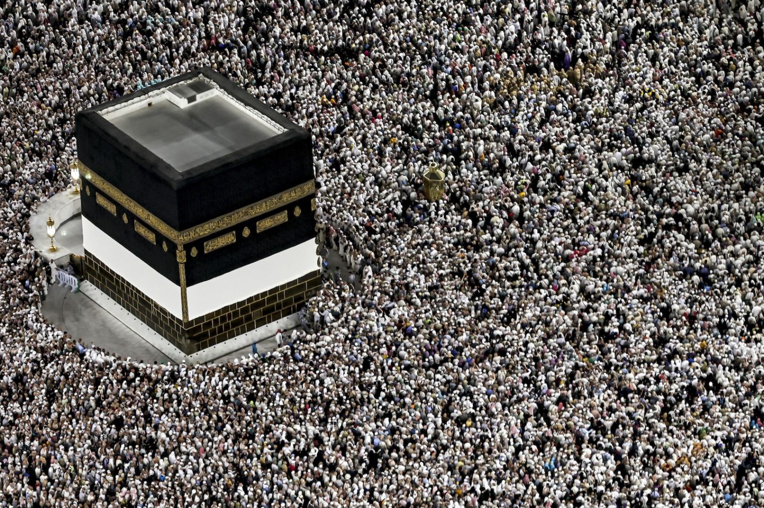 حجاج الدولة يؤدون طواف الوداع ورحلات العودة تبدأ اليوم