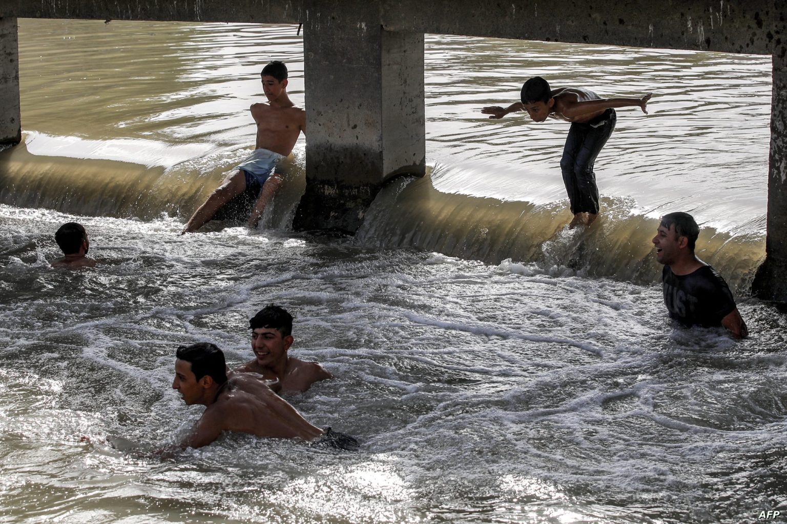 الحر الشديد في بغداد.. مقاومة بمياه النهر والمسابح وحلبة جليد
