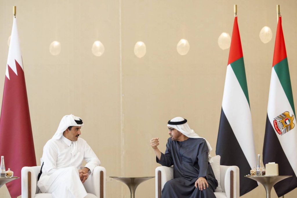 محمد بن زايد وتميم بن حمد يبحثان في أبوظبي التطورات الراهنة بالشرق الأوسط وأزمة غزة