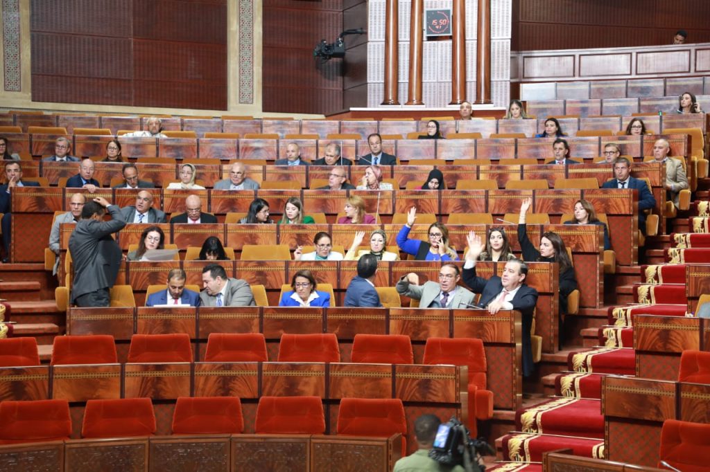 “تناول الكلمة” يرفع جلسة مساءلة الحكومة والمعارضة تنسحب احتجاجا على “التضييق”