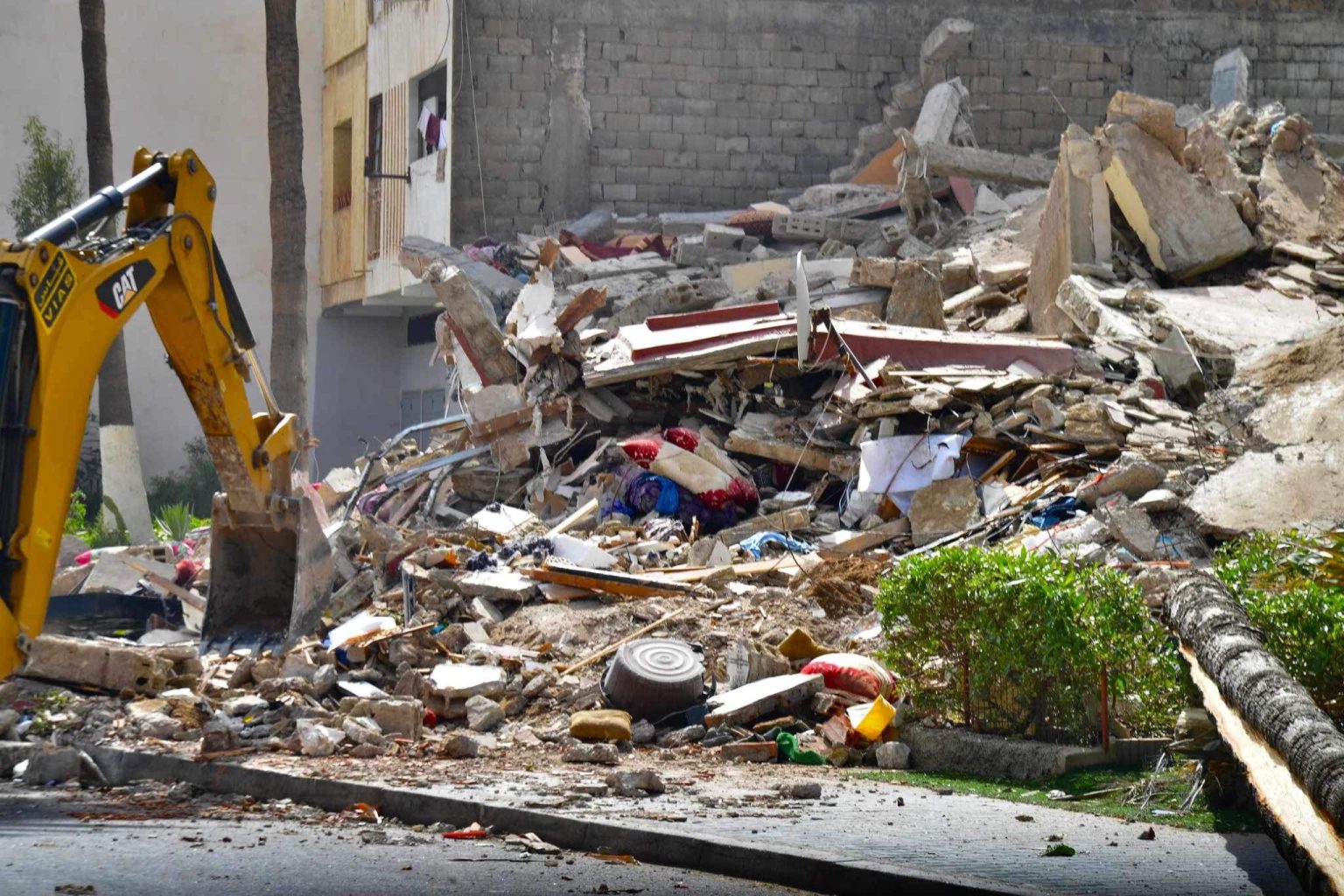 ضحايا العمارة المنهارة بالبيضاء ينتظرون نتائج التحقيق لمقاضاة المتورطين