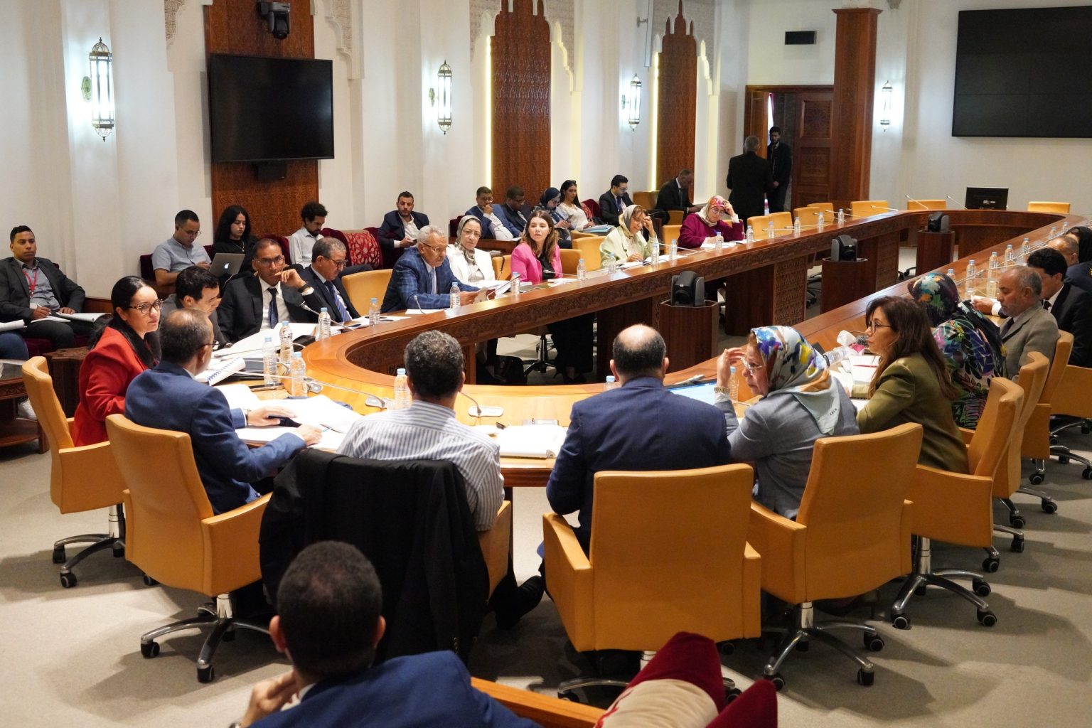 دفاع نواب عن أصحاب “البدلة السوداء”.. هل يسقط برلمانيين في فخ تضارب المصالح؟