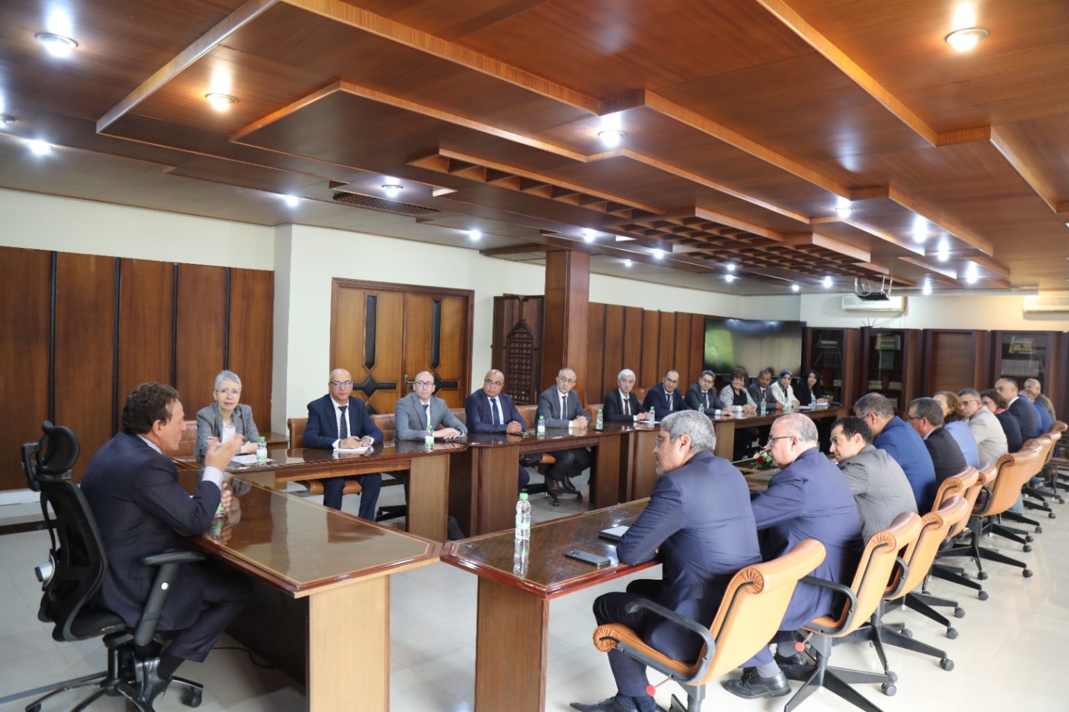 حبيبة لقلالش تسلم مفاتيح مطارات المملكة لعادل الفقير